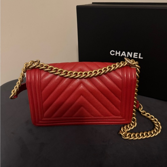This is an authentic CHANEL Caviar Chevron Quilted Medium Boy Flap in Red - Picture 2 of 9